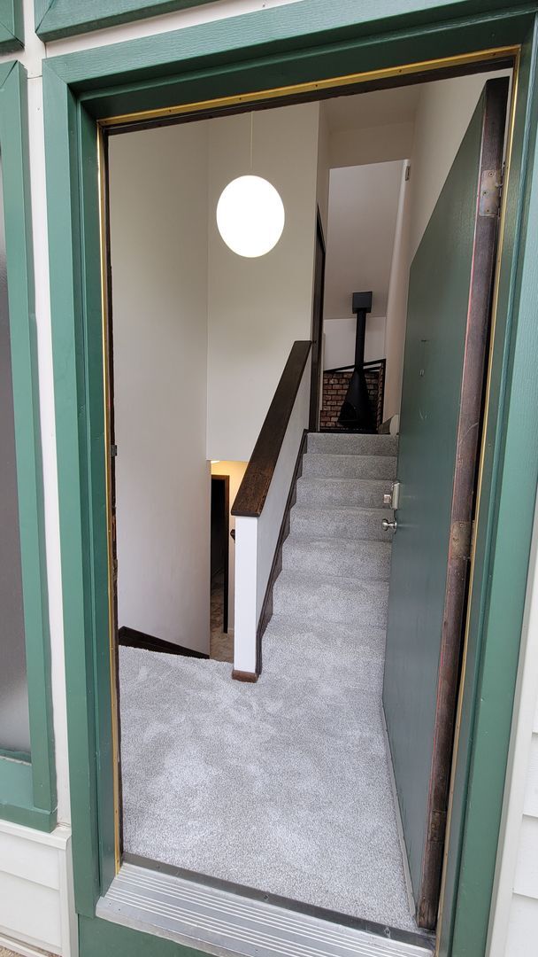 Foto del edificio - Spacious 2 Bedroom Split-Level in North Bo...
