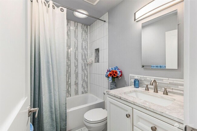 Foto del edificio - Open Concept 2BR 1 BA Bremerton Rambler