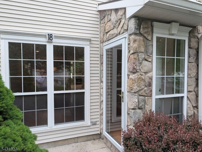 Building Photo - 18 Dorchester Dr