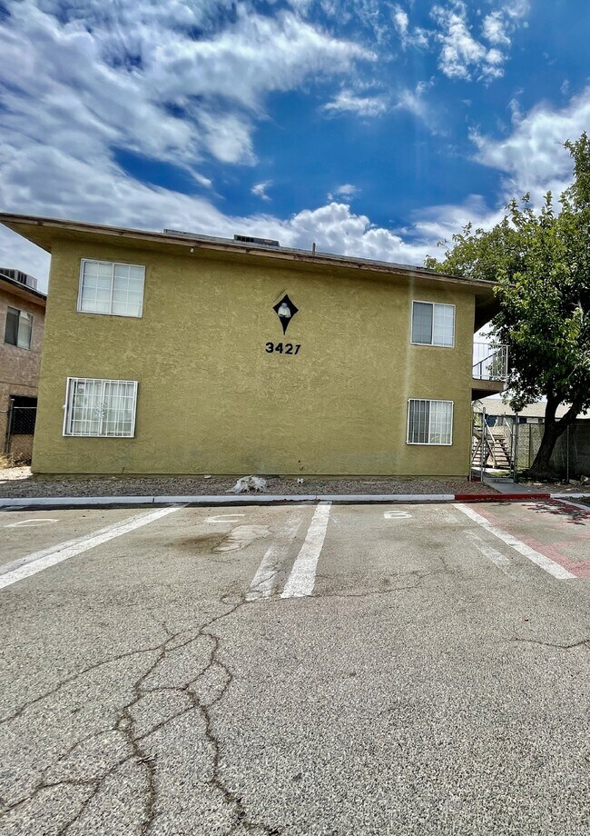 Foto del edificio - DOWNSTAIRS CONDO | RECENLY REHABBED 2 BEDROOM 1 BATH | ACROSS FROM CSN CHEYENNE