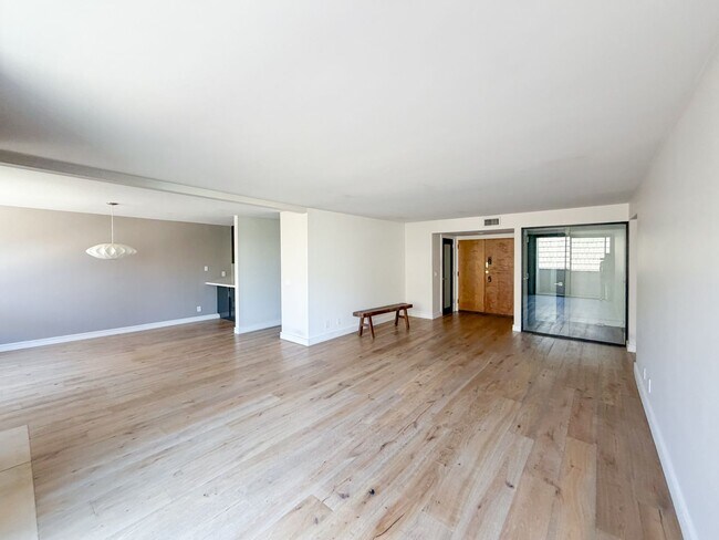 Foto del edificio - Top Floor Beautiful 2BD 2BA