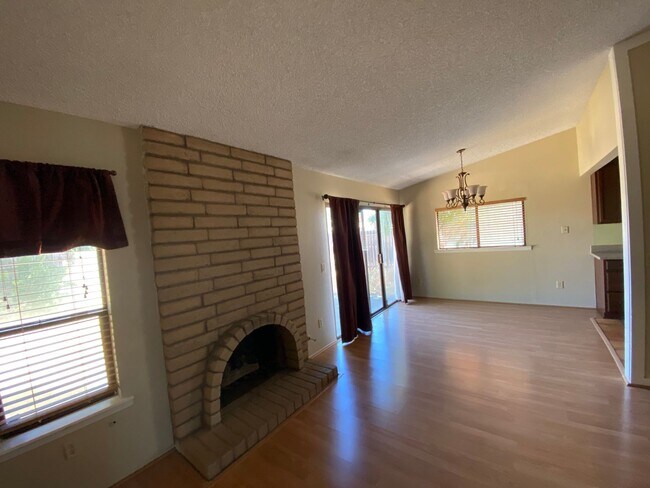 Foto del edificio - $500 MOVE-IN BONUS> Cozy three bedroom in ...