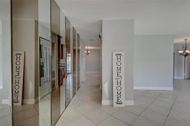 Foto del edificio - 9807 NW 67th Ct