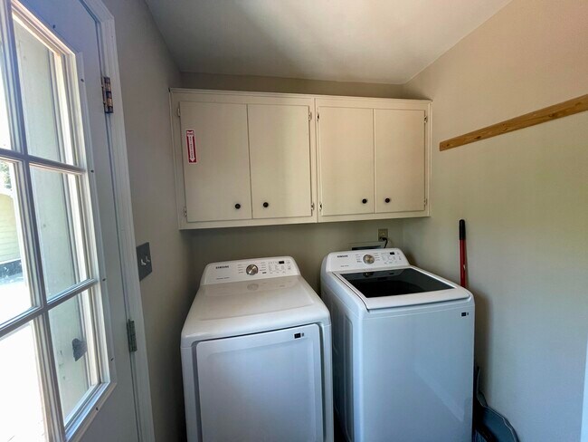 Building Photo - 547 Pheasant Run Dr