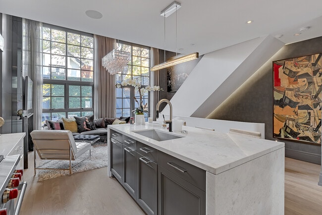 Building Photo - 109 Hazelton Ave