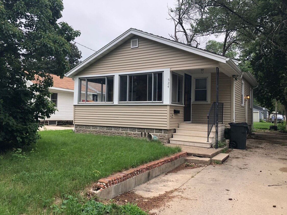 524 Adrian St, Waterloo, IA 50703 House Rental in Waterloo, IA