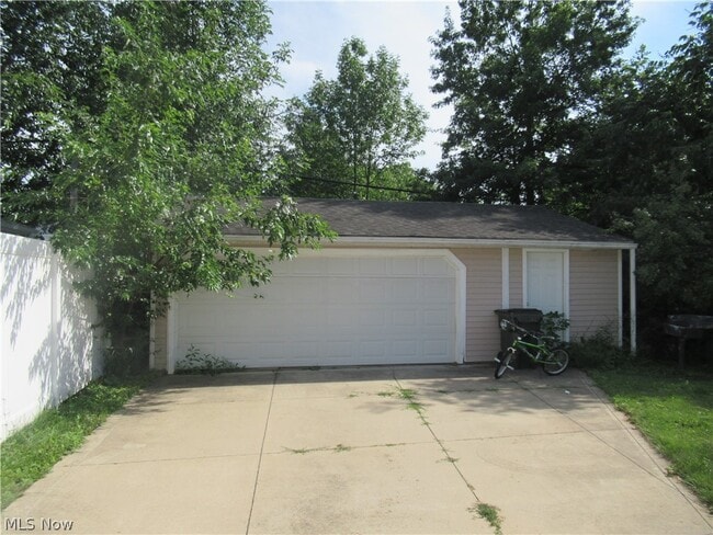 Building Photo - 5203 Maplecrest Ave