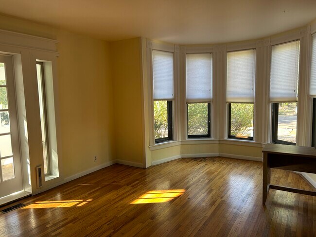 Foto del edificio - 225 Midway Ave