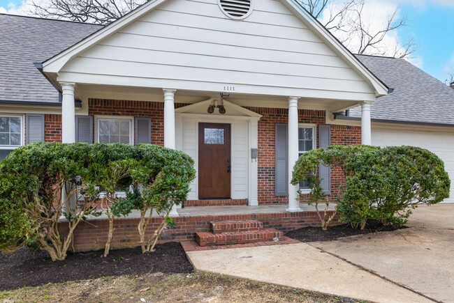 Building Photo - 5 bedroom 3 bath in Covington recently renovated just off the town square