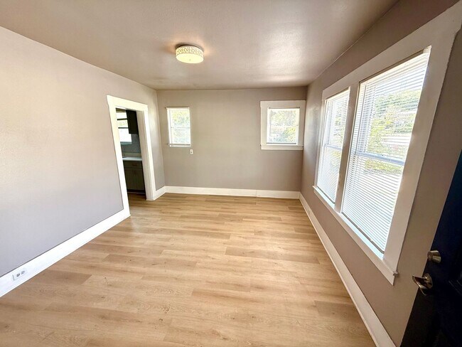 Foto del edificio - **APPLICATION RECEIVED** AVAILABLE NOW! Convenient 4 Bedroom / 1 Bath Home Near Downtown!