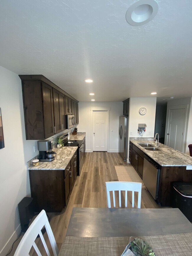 Building Photo - 546 E 625 S
