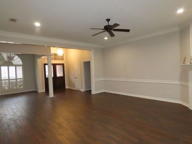 Building Photo - Gorgeous 4 Bedroom, 2 1/2 Bath in South Ty...