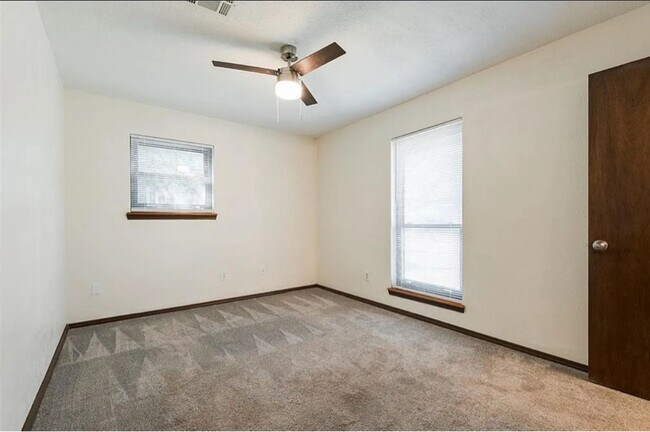 Building Photo - 604 Howard Ct