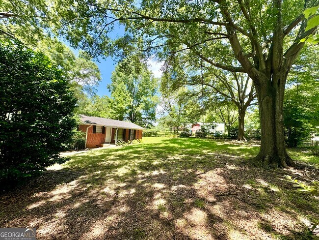 Foto del edificio - 93 Forest Rd