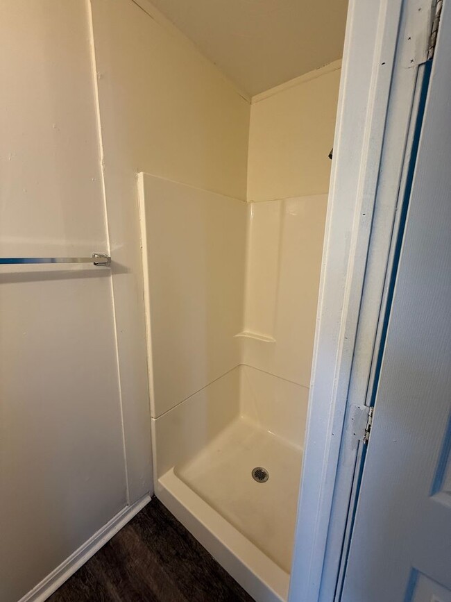 Building Photo - Section 8 Accepted! 4br 2ba Home