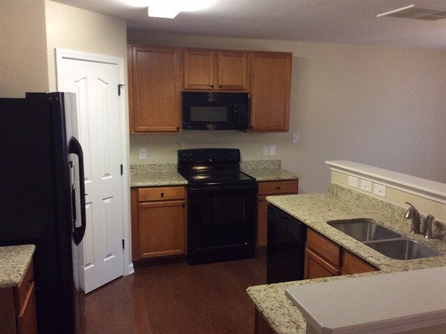 Building Photo - 104 Habersham Court