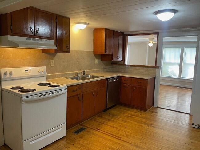 Building Photo - Very nice 3 or 4 bedroom, 2 bath home loca...