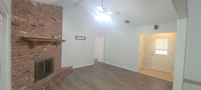 Foto del edificio - Beautiful 3 bedroom/2 bath with fireplace and huge covered back patio!