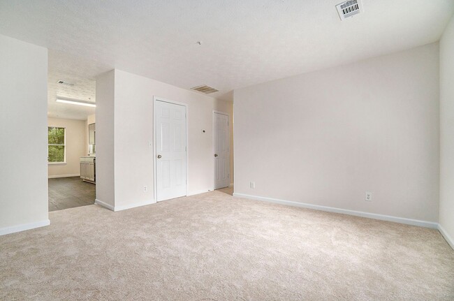 Building Photo - Newly Renovated 2BR/2BA Condo!