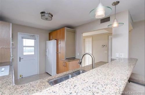 Foto del edificio - 2200 NE 33rd Ave