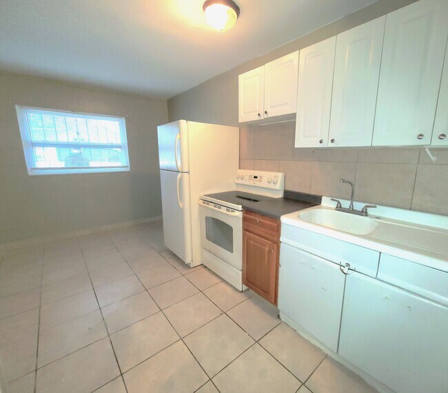 Combinación de cocina/rincón/sala de estar - 5401 E 14th Ave