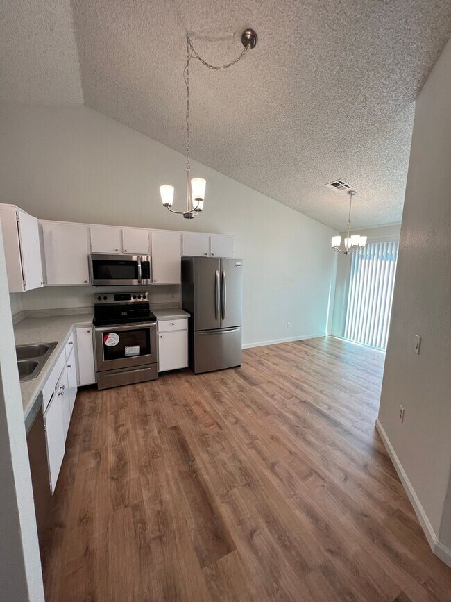 Building Photo - Newly remodeled home!