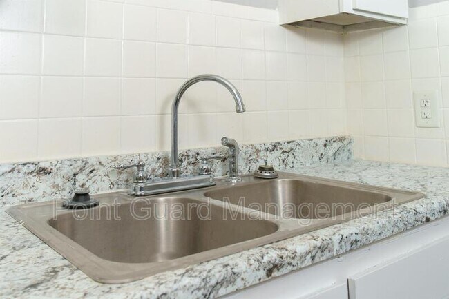 Foto del edificio - 2626 W 9th St N
