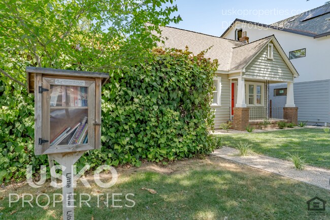Building Photo - " 2-Bedroom Home with 1,100 Sq Ft of Comfo...