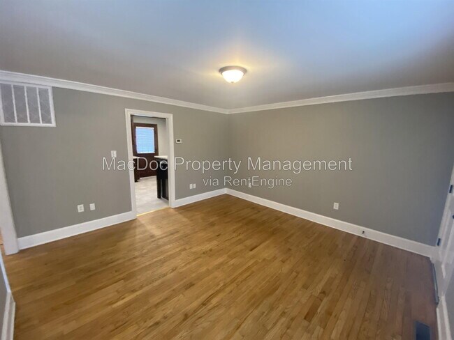 Foto del edificio - 214 W Broaddus Ave