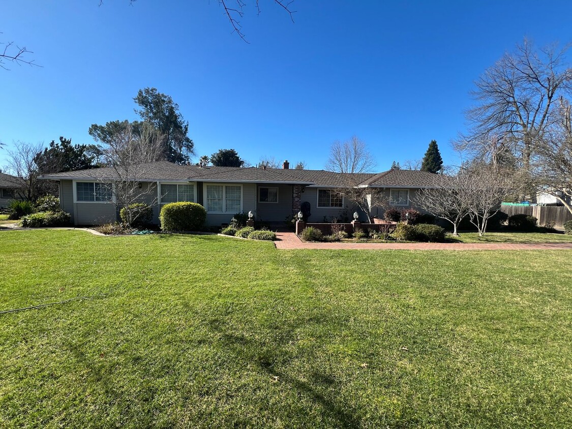 Foto principal - Gorgeous Arden Oaks home on huge .67 acre ...