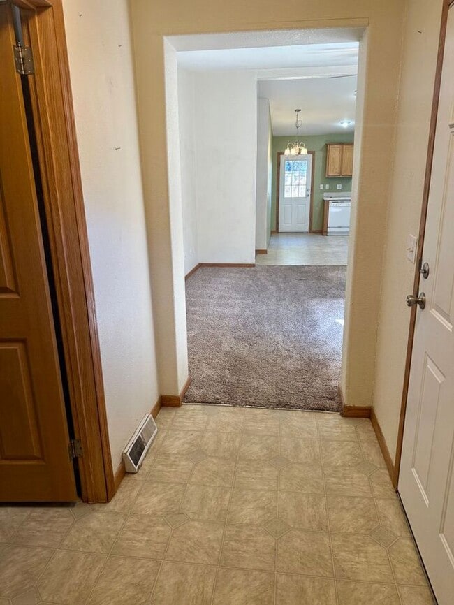 Building Photo - 3 Bed 2 Bath Duplex in Milliken with Overs...