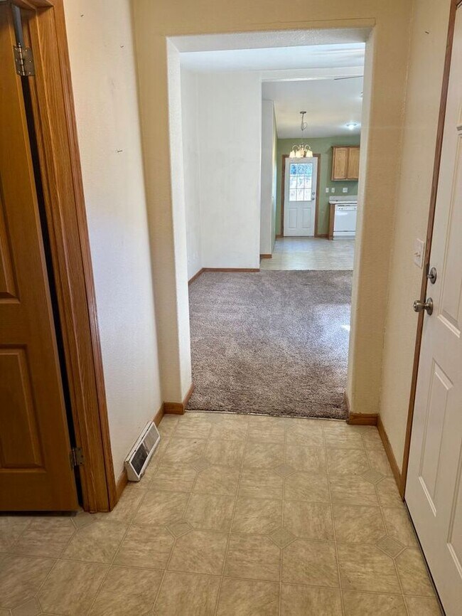 Foto del edificio - 3 Bed 2 Bath Duplex in Milliken with Overs...