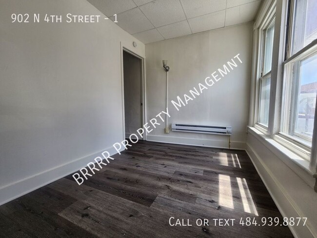 Building Photo - Spacious 2 bedroom 1 bathroom apartment in...