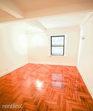 Building Photo - 3 br, 1 bath Apartment - 235 E 11th St