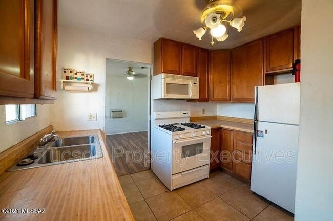 Building Photo - 804 N Perry Ave