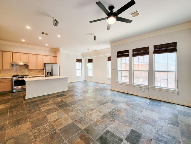 Building Photo - 2911 Clinton Dr