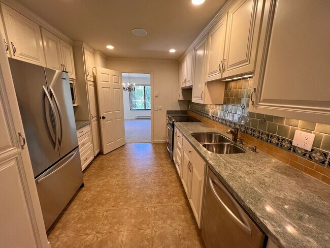 Building Photo - LARGE ONE LEVEL UPPER UNIT CONDO WITH TWO ...