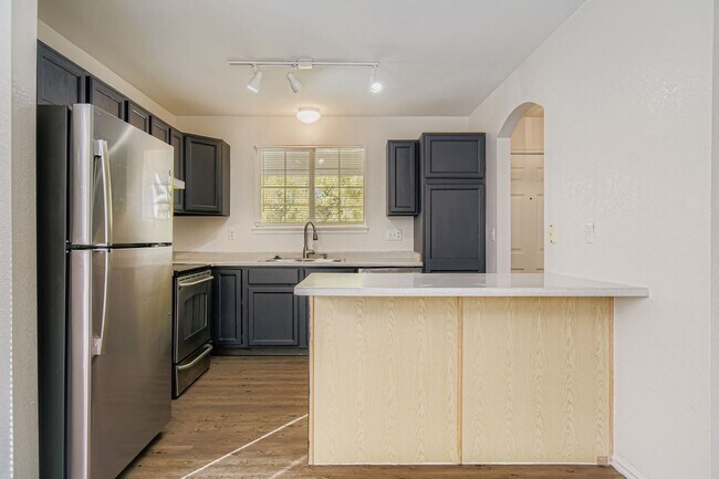 Building Photo - Bright & Spacious 3-Bedroom Home in Fox Run