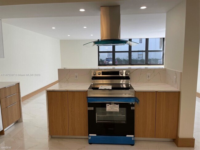 Building Photo - 3 br, 2 bath House - 20301 NE 30th Ave # 1...