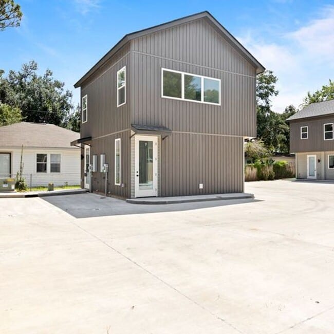 Building Photo - 1 Bed 1.5 Bath Condo Near Campus!