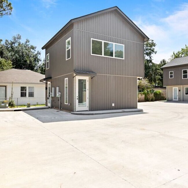 Building Photo - 305 Ella St