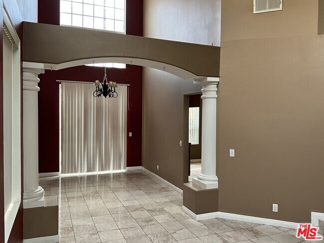 Foto del edificio - 8087 Tuscany St