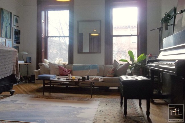 Foto del edificio - 12 Brevoort Pl