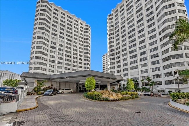 Building Photo - 801 Brickell Bay Dr