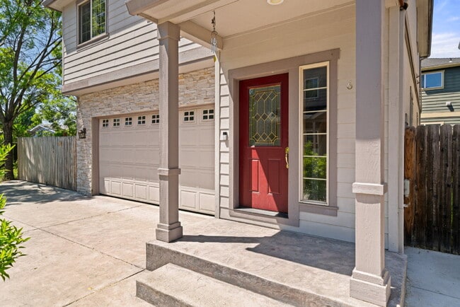 Building Photo - 608 Shadow Way