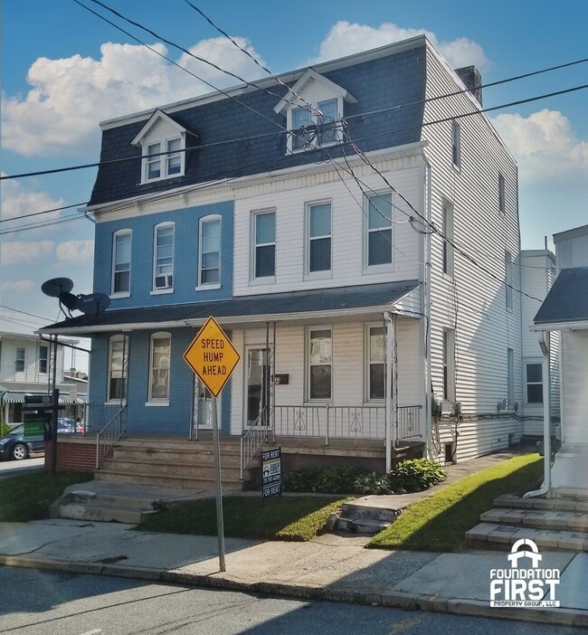 Building Photo - 5 Bed / 2 Bath Single Family Duplex