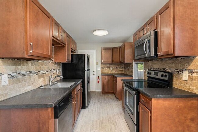 Building Photo - Charming, remodeled 4-Bed/1-Bath 1500 sqft...