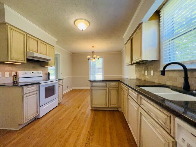 Building Photo - Spacious Home Near The Lake