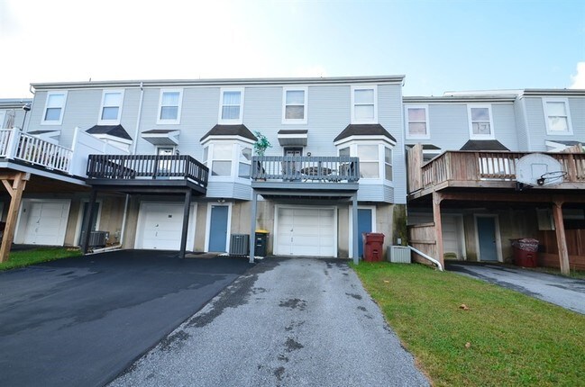 Building Photo - 327 Hill Rd