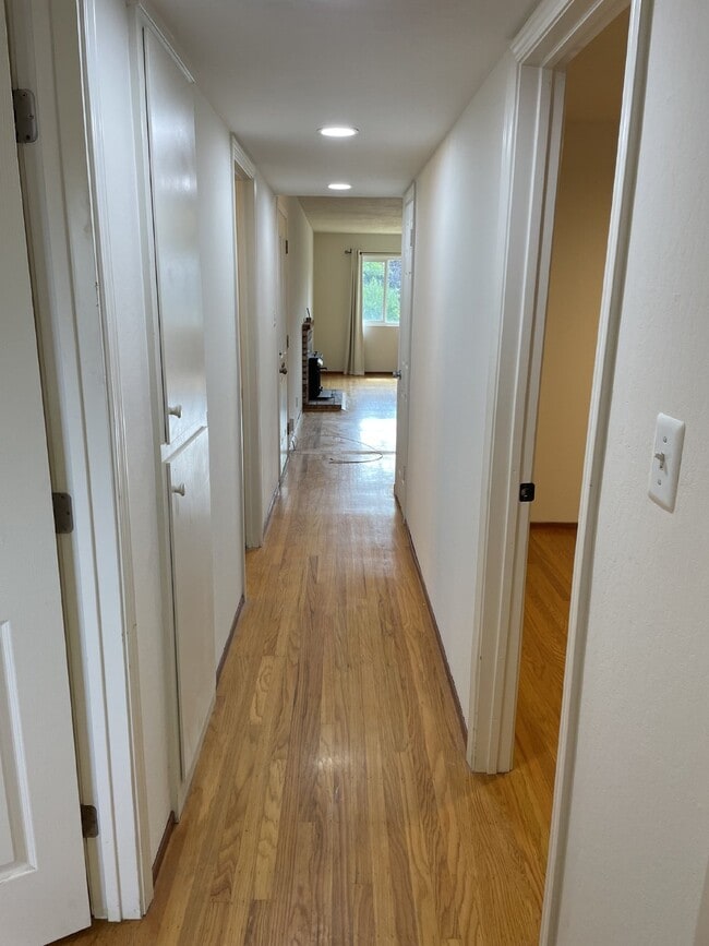 Building Photo - 1301 Brookview Dr